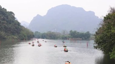 Sakin bir nehirde kürek çeken bir grup kanocu.