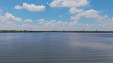 Toowoomba, Avustralya 'da bulutları yansıtan sakin su