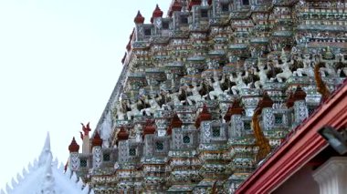 Video, Wat Arun 'un karmaşık dış görünüşünü ve gün batımında kulelerini yakalıyor. Detaylı mimari ve dingin ambiyansı vurguluyor.