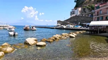 Kayalık bir rıhtıma yanaşmış tekneler.