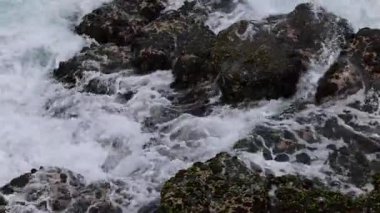 Su ve kayaların denizdeki dinamik etkileşimi