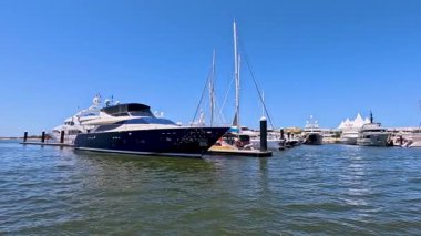 Gold Coast marinasında yatlar ve ufuk çizgisi