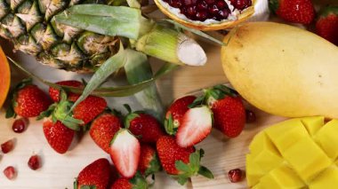 Etkili bir biçimde çeşitli meyveler sunulmuştur.