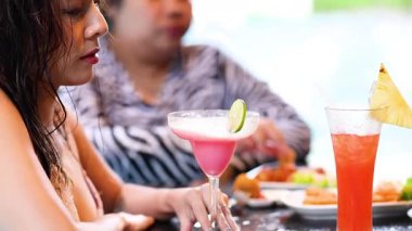 Krabi 'de havuz başında kokteyllerin tadını çıkarıyorum.