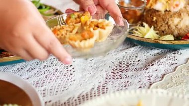 Lezzetli Tayland turtalarına uzanan eller