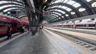 Milan istasyonundan trene binen yolcular