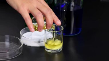 Elleri deney kabı ve kuru buzla çalışıyor.