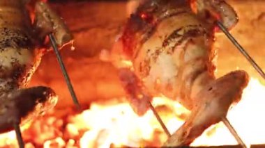 Ördekler alevler içinde yavaşça dönüyorlar.