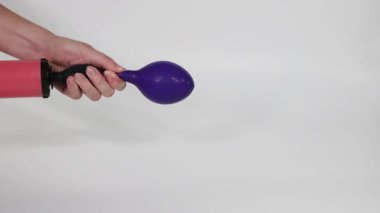 Pompayla şişirilmiş mor bir balon.