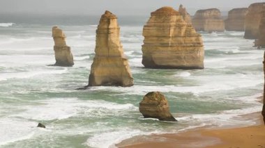 Dalgalar ikonik kireç taşı yığınlarına çarpıyor