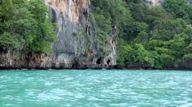 Krabi 'deki yemyeşil kayalıklar ve turkuaz sular