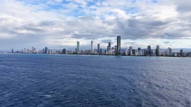 Değişen bulutlar ve okyanus dalgaları ile Gold Coast 'un ufuk çizgisini yakalayan dinamik hiperhız, kentsel ve doğal güzellikleri gözler önüne seriyor.