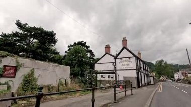 Binaları ve taş duvarları olan bir sokak.