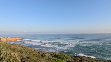 Dalgalar Portsea, Avustralya 'daki kayalık kıyı şeridine çarpıyor