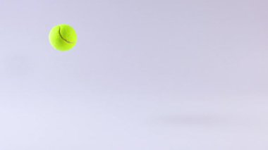 Tenis topu düz bir zeminde zıplıyor.