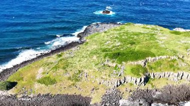Volkanik oluşumları ve kıyı manzaralarını araştırıyoruz.