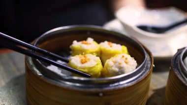 Çubuklar bambu budan siu mei topluyor.