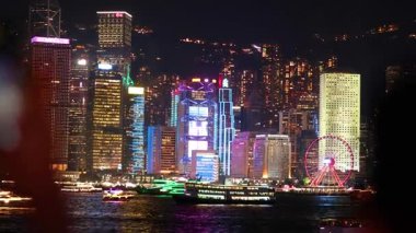 Hong Kong 'un silueti üzerinde renkli ışık gösterisi