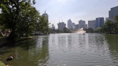 Merkezi çeşmeli sakin bir şehir parkı.