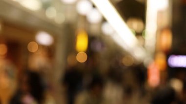 Yoğun bir alışveriş merkezinin odak dışı sahneleri