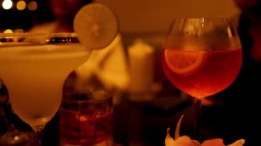 Loş bir barda renkli kokteyller.