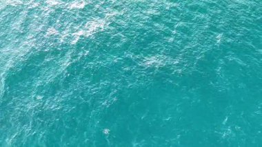 Hareket eden turkuaz okyanus dalgalarının havadan görüntüsü