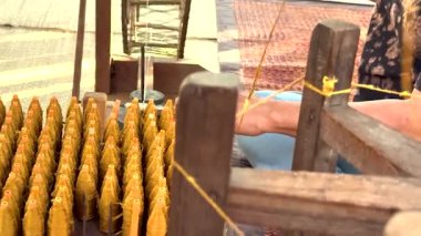 Tayland, Khao Yai 'de zanaatkar ipeği dokuyor.