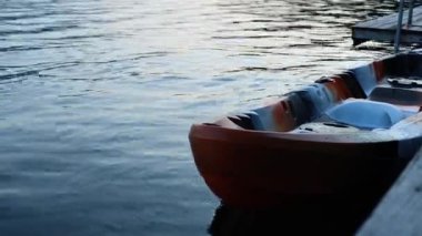 Turuncu kano, sakin gölde yavaşça sallanıyor.