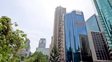 Yüksek binaları ve yeşillikleri olan şehir manzarası