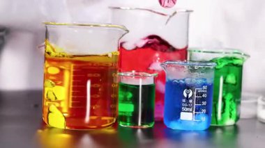 Renkli sıvılar ve kuru buz reaksiyonu içeren deney tüpleri.