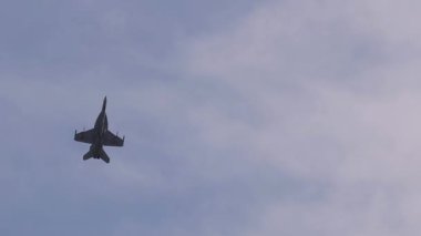 F / A-18 Hornet, Geelong, Avustralya 'daki Avalon Airshow' da açık bir gökyüzüne karşı dramatik bir dikey tırmanış gerçekleştirdi.