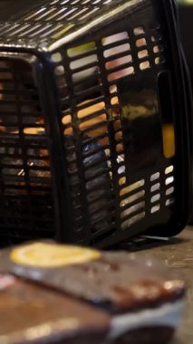 Bir alışveriş sepeti tezgahın üzerinde duruyor. Paketlenmiş mallar görünür durumda.