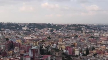 Bulutlu gökyüzünün altında Napoli şehir manzarası
