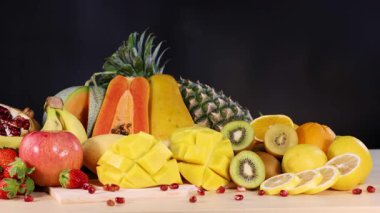 Çeşitli taze meyvelerden oluşan canlı bir karışım.