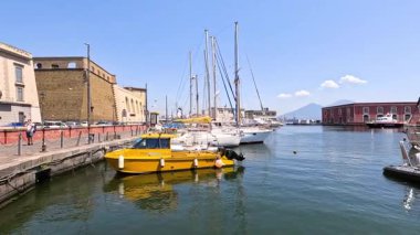 Yatlar sakin bir Napoli limanına kenetlendi