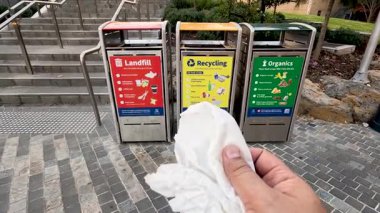 Çöp tenekesine doku atmak.