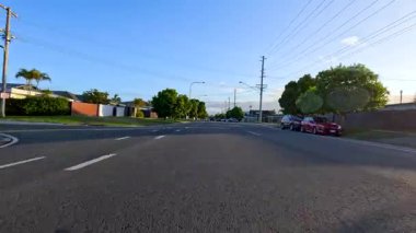 Yoldan geçen arabalarla huzurlu bir yol sahnesi