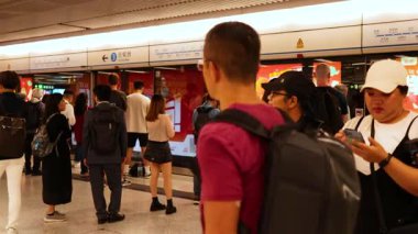 Tren, metro istasyonu için bekleyenler