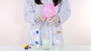 Kimyasal reaksiyon kullanarak balon şişirmek