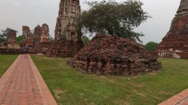 Tarihi tapınak içinde bir yürüyüş zaman içinde yıkıldı.