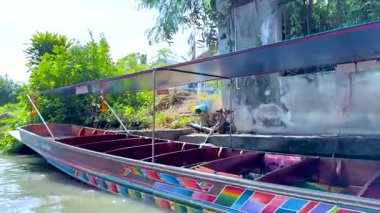 Longtail boat journey through Bangkok's floating market