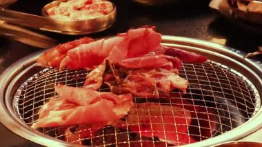 Izgarada et çeviren maşalar