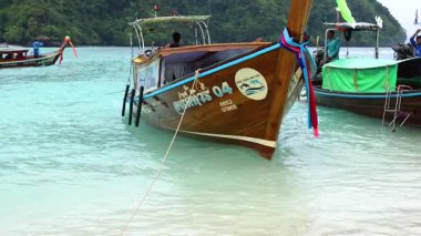 Manzaralı bir Krabi plajına demir atmış tekneler.