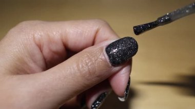 Sequence of applying glitter nail polish on fingernail