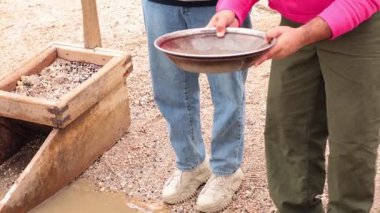 Birlikte altın arayan iki kişi.