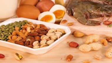 Tahta zemin üzerindeki protein kaynaklarının çeşitliliği