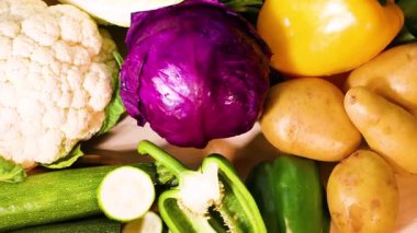 Ahşap arka planda çeşitli sebzeler.