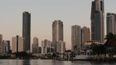 Gün batımında bir şehrin zaman aralığı yükseliyor.