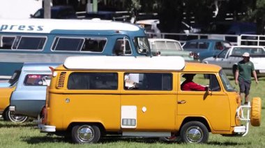 Bir açık hava etkinliğinde gösterilen klasik araçlar