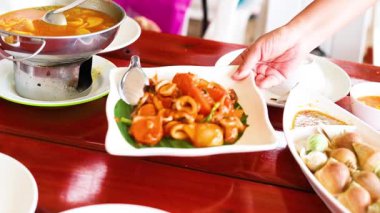 Kızarmış kalamar ve tuzlanmış yumurta servisi.